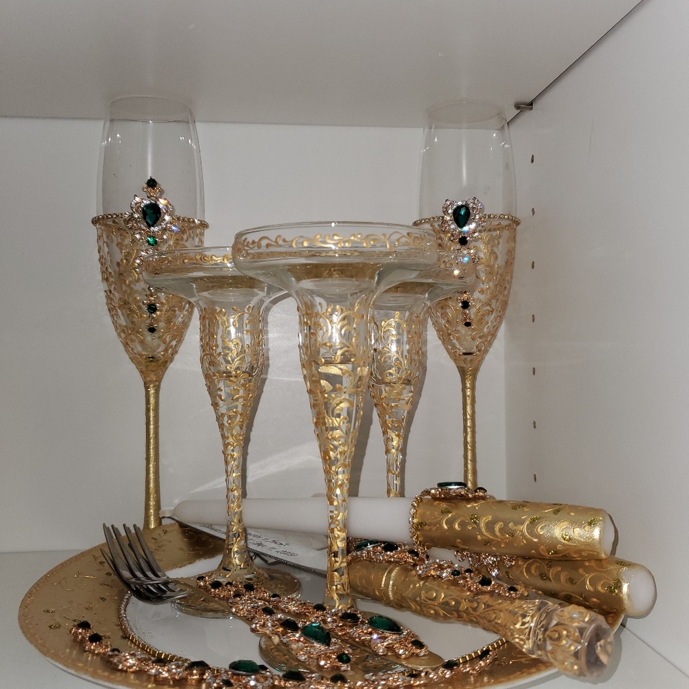 I sell a set dishes, I bought it for my wedding